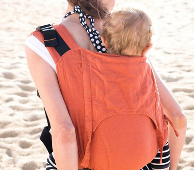 detalle de la posicion del bebe en la mochila ergonomica fidella baby